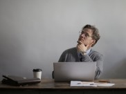 香港银行卡与美股开户：跨境投资便捷之道的优势、流程及注意事项